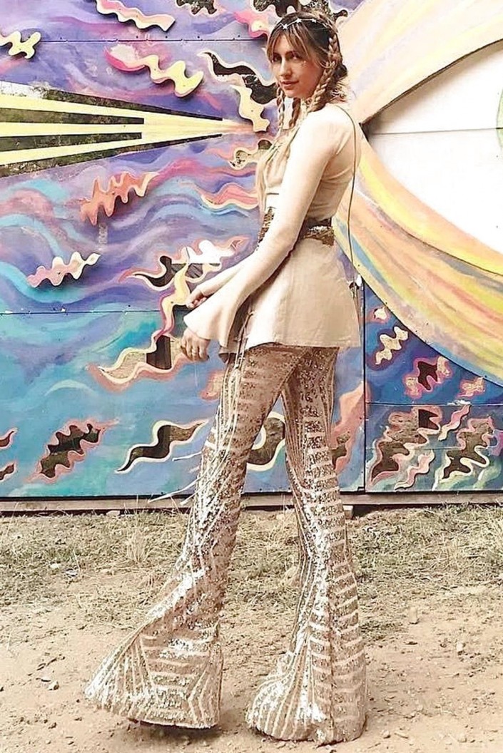 Bleščeče hlače Sarah marelične barve na zvonec