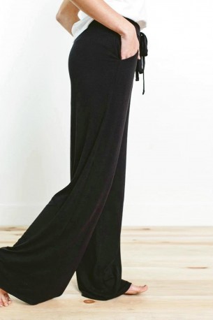 Črna široka trenirka Cora z vrvico