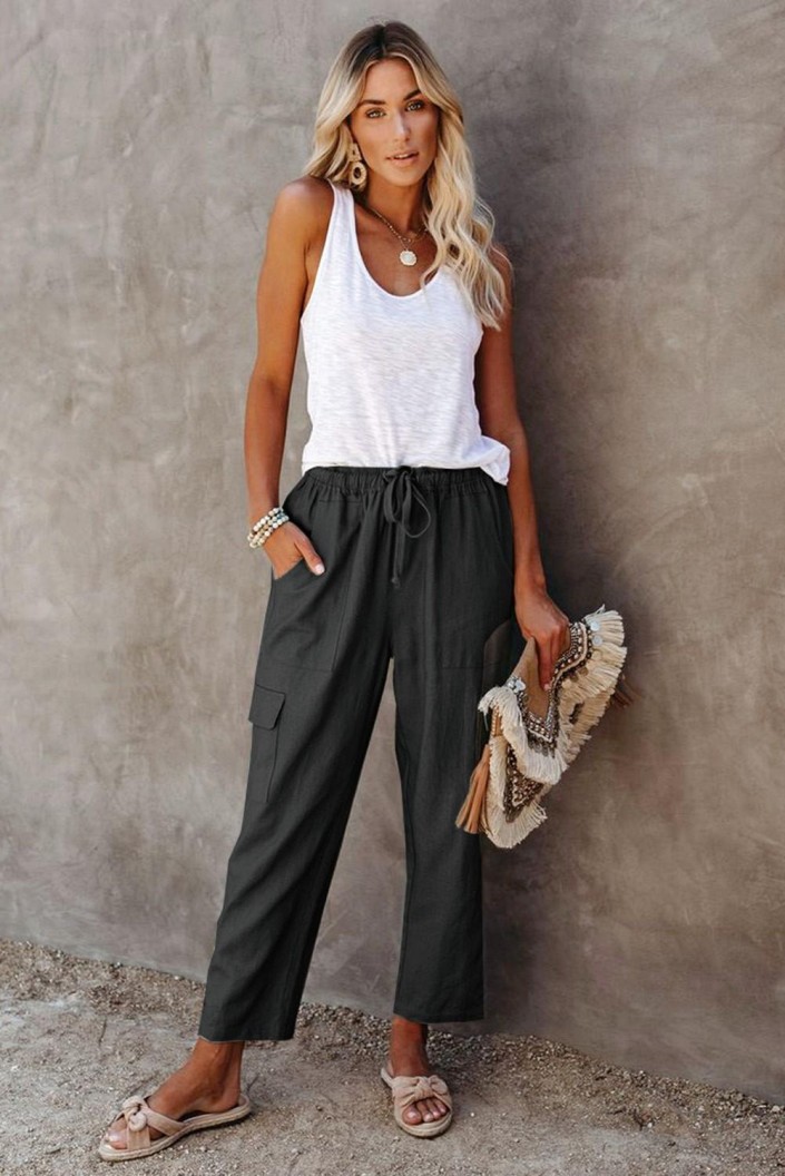 Črne tovorne hlače Gina z ravnimi linijami in žepi