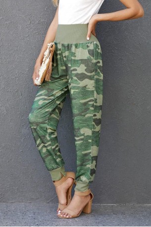 Hlače za prosti čas Lucy z vojaškim motivom