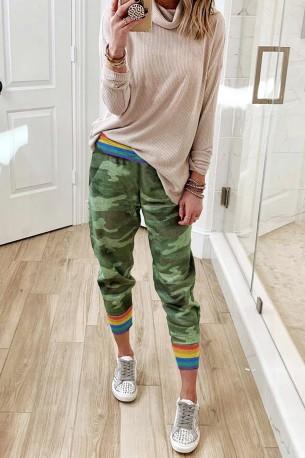 Ležerne kamuflažne zelene hlače Jane z mavričnimi črtami