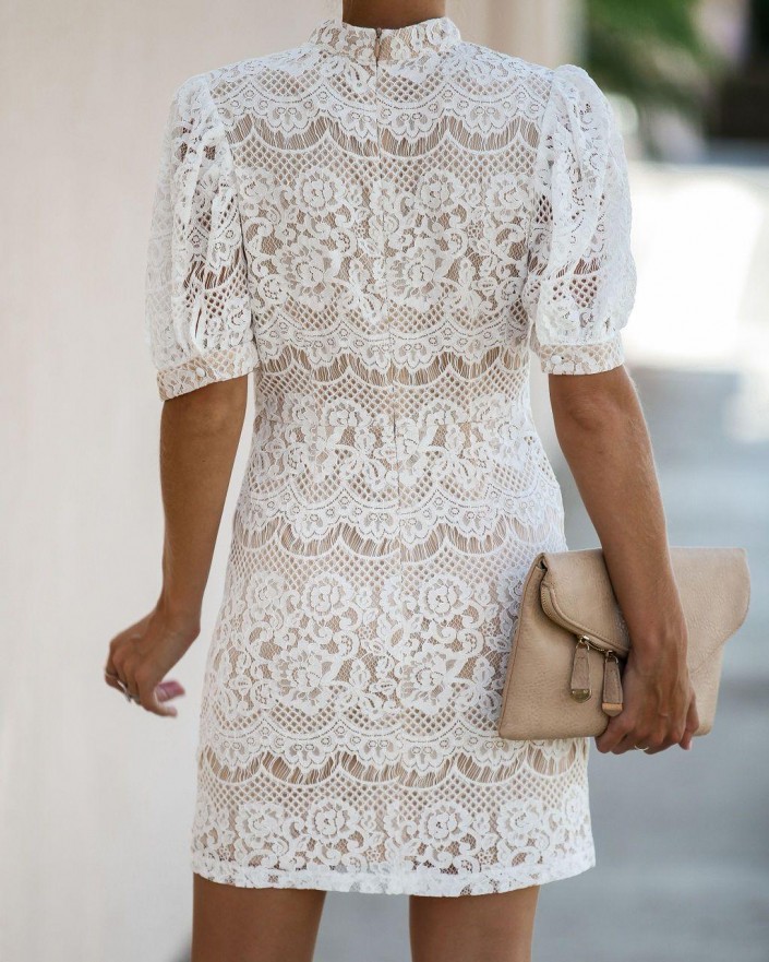 Bela oprijeta čipkasta mini obleka Dolores